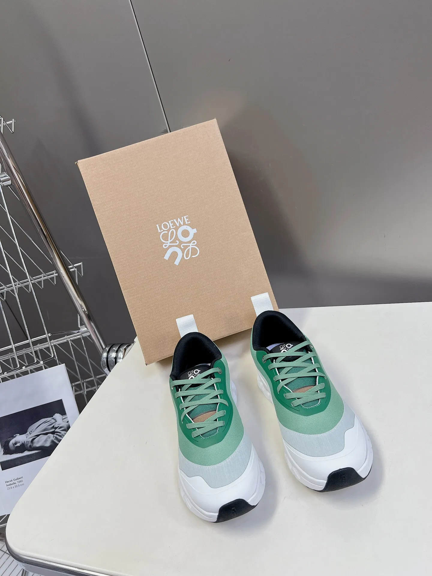 👟👟Ex-factory price 640👟👟 Loewe x on cioudtilt2.0 running shoes‼ ️Couple model Loewe Made from recycled polyester and mesh, it features an exclusive rubber sole with Loewe's classic logo printed on the side and full-coverage seam details. This cooperation combines ON's professional technology with Loewe's exquisite craftsmanship, and uses it in the production and design, specially designed for urban life and outdoor sports. Code number: 35-40, male 39-44